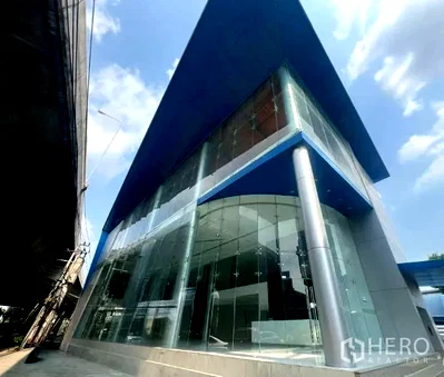 Retail spaces for rent Kasem Bundit Phatthanakan University  : For rent Showroom 2000 sqm in Suan Luang, Bangkok