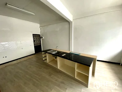 Shophouses for rent Charn Issara Tower : For Rent Shophouse 240 sqm in Suriyawong, Bang Rak, Bangkok BTS Surasak
