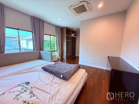 ให้เช่าหรือขาย บ้านเดี่ยว 4 ห้องนอน Grand Bangkok Boulevard Srinakarin (แกรนด์แบงค็อกบูเลอวาร์ดศรีนครินทร์) หนองบอน ประเวศ กรุงเทพมหานคร