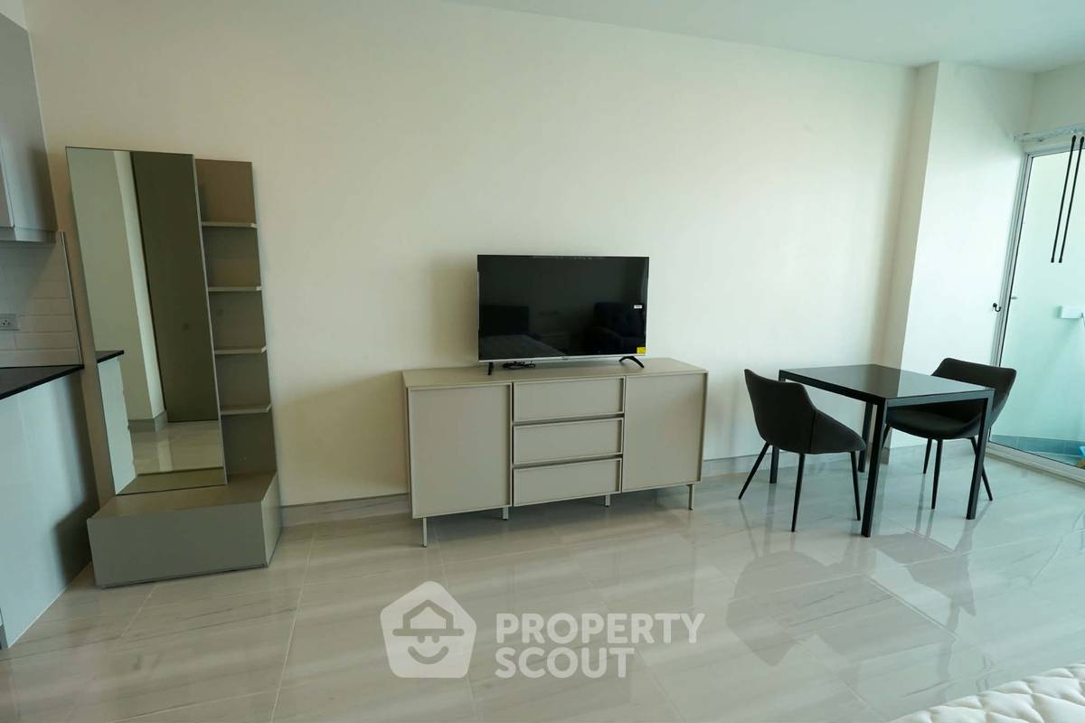 picture Great Value 1-BR Condo At View Talay 3, Phratamnak (ID 3281930) - 2/7
