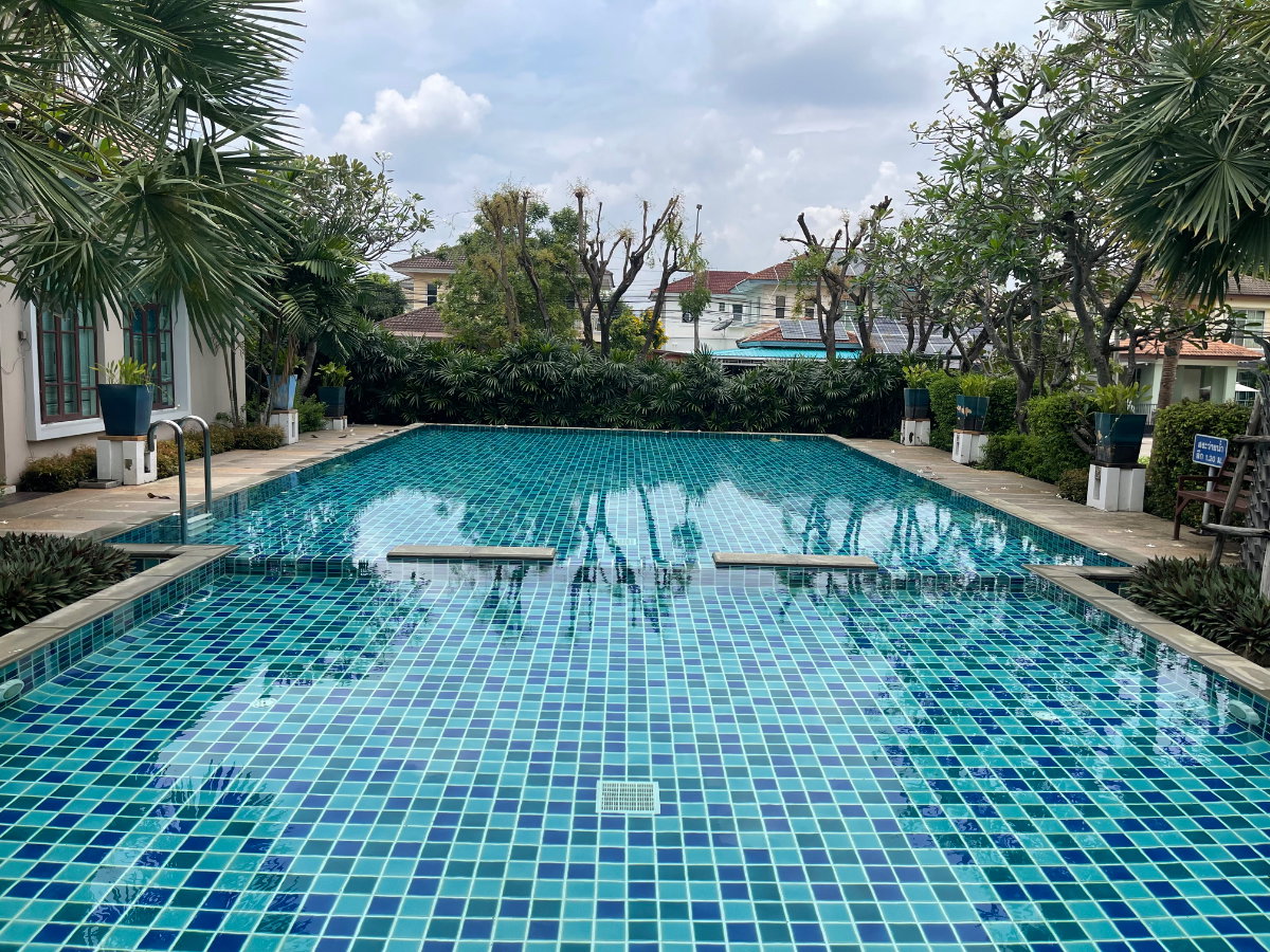 รูป บ้านเดี่ยวรีโนเวทใหม่ทั้งหลัง สวยหรู วอลเปเปอร์ทุกห้อง พร้อมระเบียงพักผ่อนข้างบ้าน ติดถนนเมน รับลมทิศใต้ เย็นตลอดทั้งปี ใกล้ KMITL–นิคมลาดกระบัง - รูปที่ 26/30