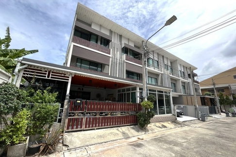Thailand Townhouse for sale 1 bedroom 27 Square Wa 5000000 Baht.
