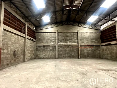 Factory for rent BTS Udom Suk : For rent Warehouse 300 sq.m. Near BTS Bang Chak Phra, Khanong, Bangkok