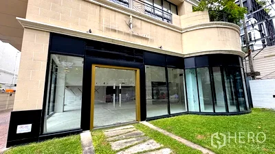 Retail spaces for rent : For rent Retail Space 183 sqm in Khlong Tan Nuea, Watthana, Bangkok BTS Phrom Phong