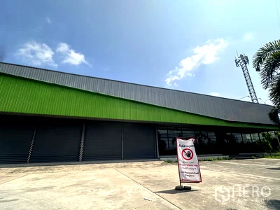 Retail spaces for rent : For Rent Showroom 615 sqm on Bang Na-Trad Frontage Road in Hom Sin, Bang Pakong, Chachoengsao