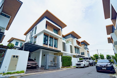 🏡 Luxury 3-Storey Modern Residence for Sale