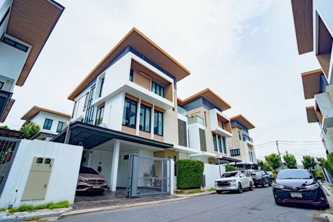 🏡 Luxury 3-Storey Modern Residence for Sale