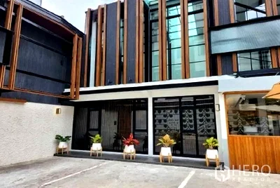 Retail spaces for rent : For rent Retail Space 248 sqm in Khlong Toei Nuea, Watthana, Bangkok BTS Asok