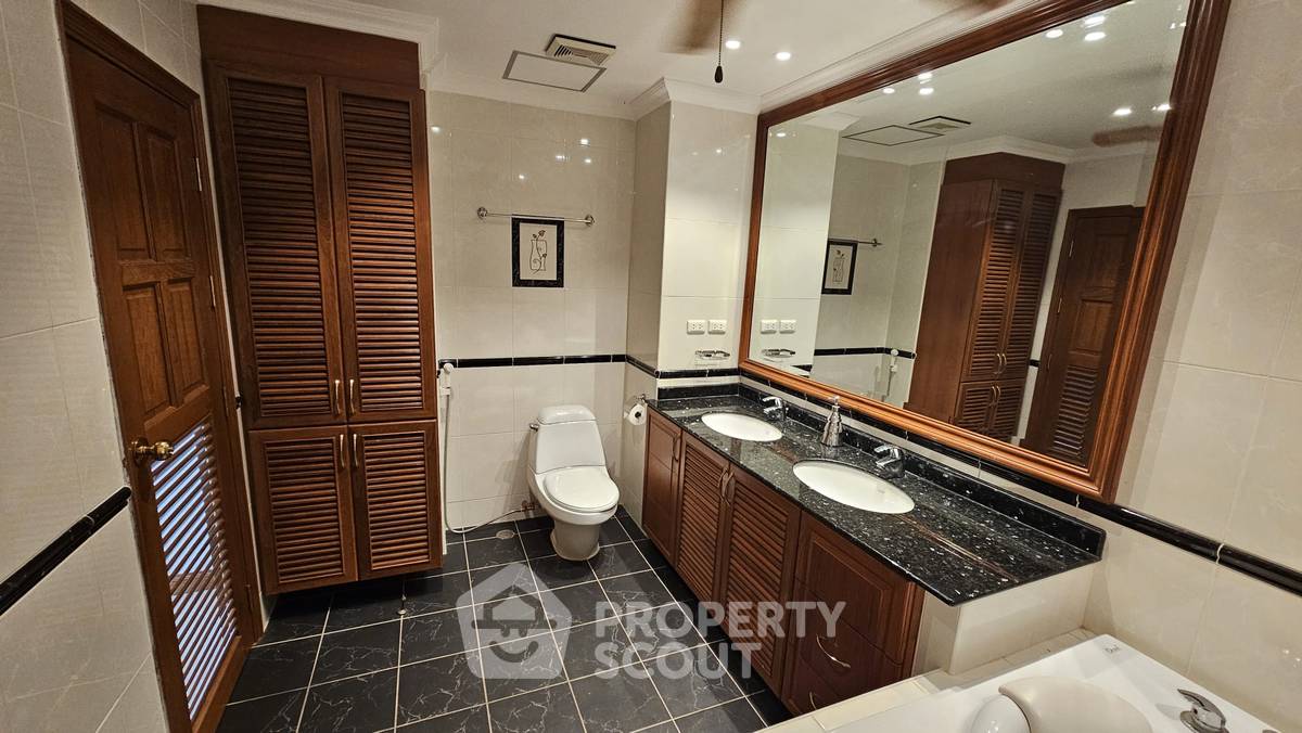 picture Spacious 2-BR 141 Sqm At View Talay 7 Condominium Jomtien (ID 3281933) - 27/51