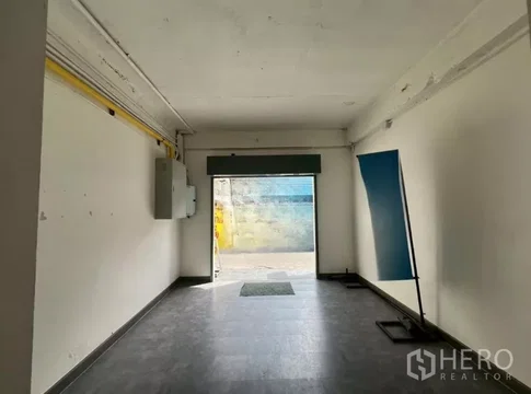 For rent Retail Space 45 sqm in Lumphini, Pathum Wan, Bangkok BTS Phloen Chit
