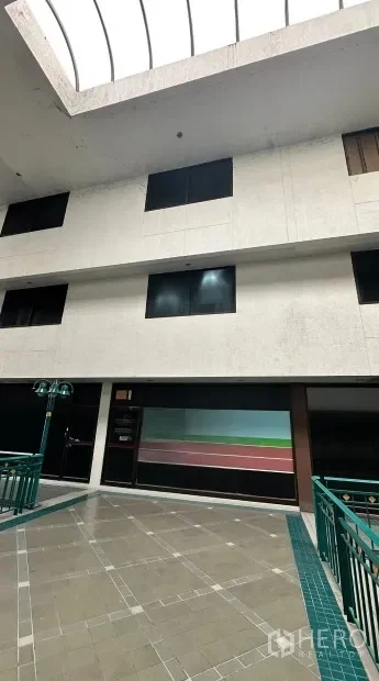 picture For rent Office Space 135 sqm in Bang Kapi, Huai Khwang, Bangkok - 1/5