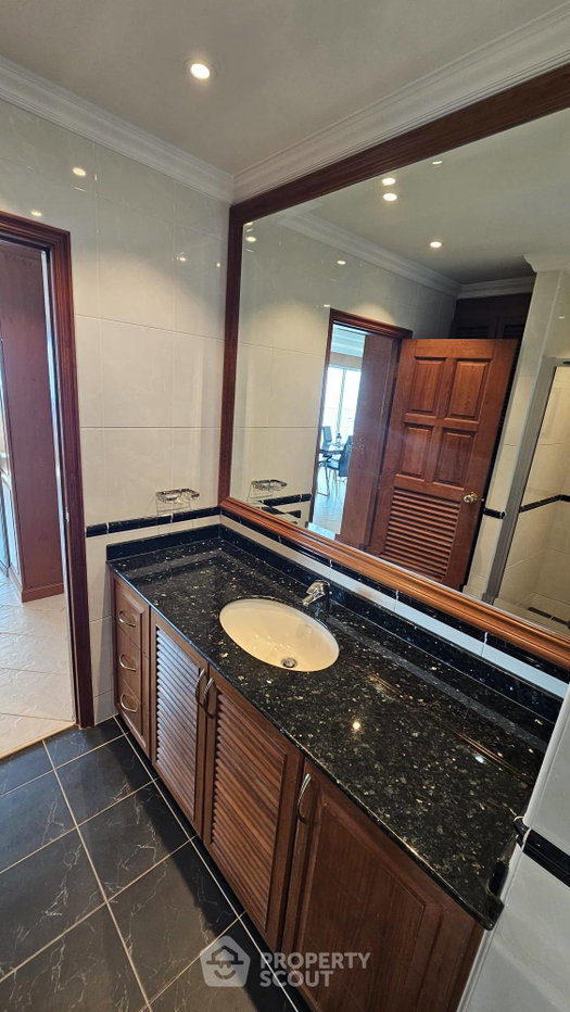 picture Spacious 2-BR 141 Sqm At View Talay 7 Condominium Jomtien (ID 3281933) - 21/51