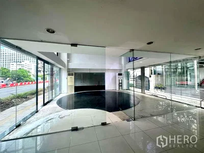 เช่าพื้นที่ขายของ ถนนสีลม : ให้เช่า พื้นที่ขายของ 60 ตรม ทุ่งมหาเมฆ สาทร กรุงเทพมหานคร BTS ช่องนนทรี