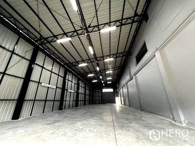 Factory for rent Naradhiwas Rajanagarindra Road : For rent Warehouse 285 sqm in Chong Nonsi, Yan Nawa, Bangkok