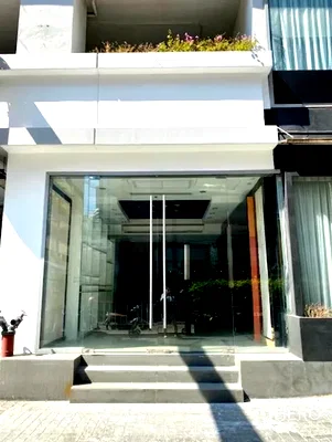 Retail spaces for rent ม.เทคโนโลยีราชมงคลพระนคร : For rent Retail Space 20 sqm in Lumphini, Pathum Wan, Bangkok BTS Phloen Chit