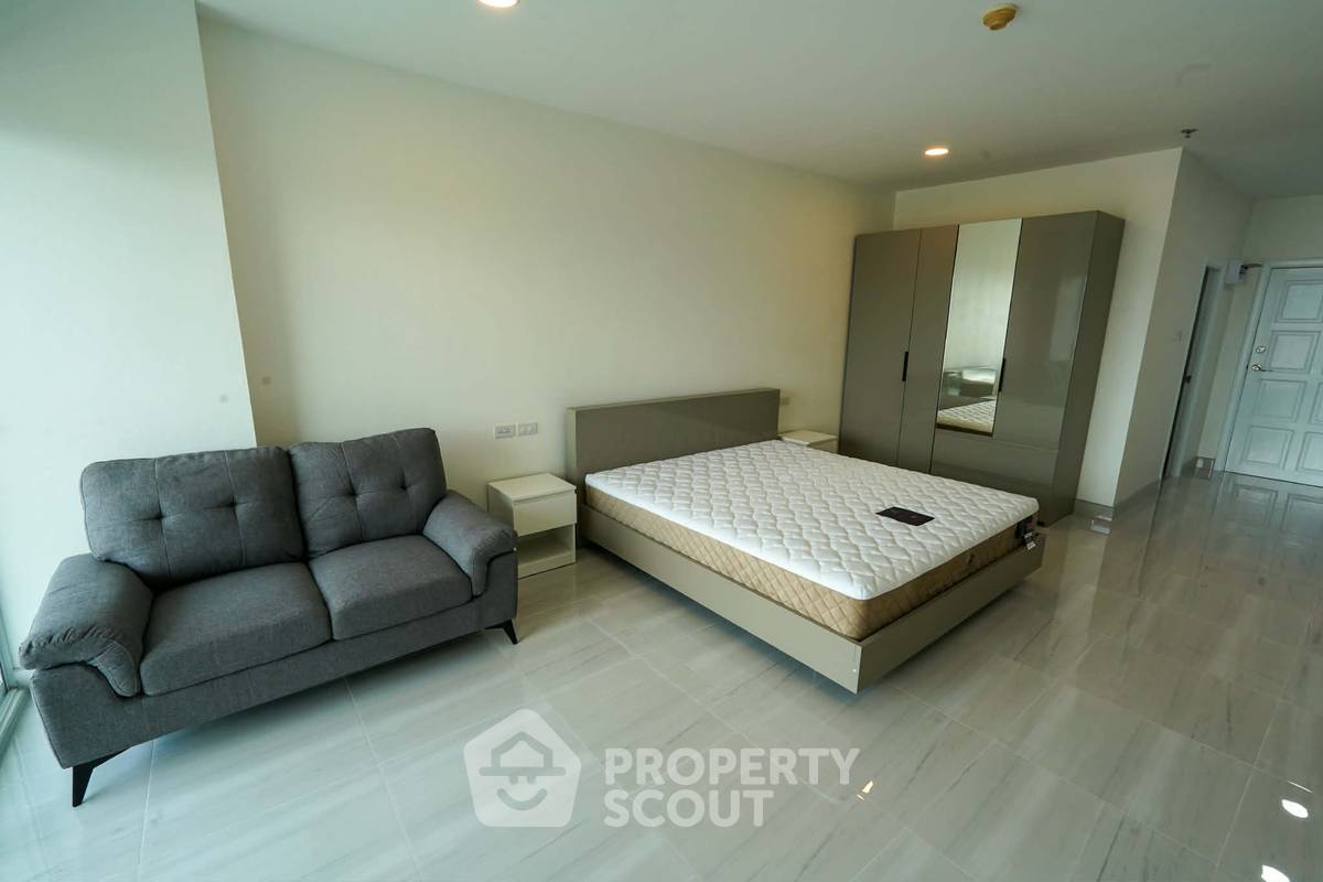 picture Great Value 1-BR Condo At View Talay 3, Phratamnak (ID 3281930) - 3/7