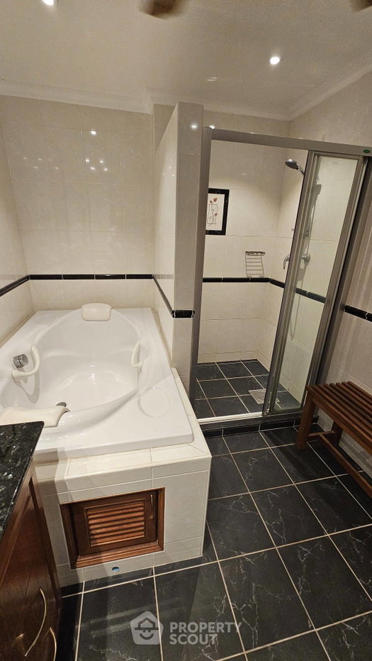 picture Spacious 2-BR 141 Sqm At View Talay 7 Condominium Jomtien (ID 3281933) - 28/51