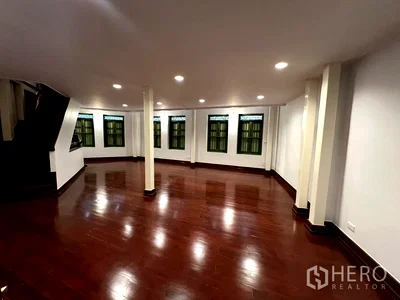 Shophouses for rent MRT Hua Lamphong : For rent Shophouse 180 sqm in Chakkrawat, Samphanthawong, Bangkok