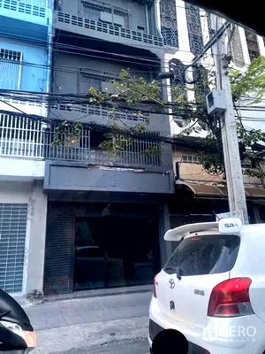 Shophouses for rent The Emquartier : For rent Shophouse 200 sqm in Khlong Tan Nuea, Watthana, Bangkok BTS Ekkamai