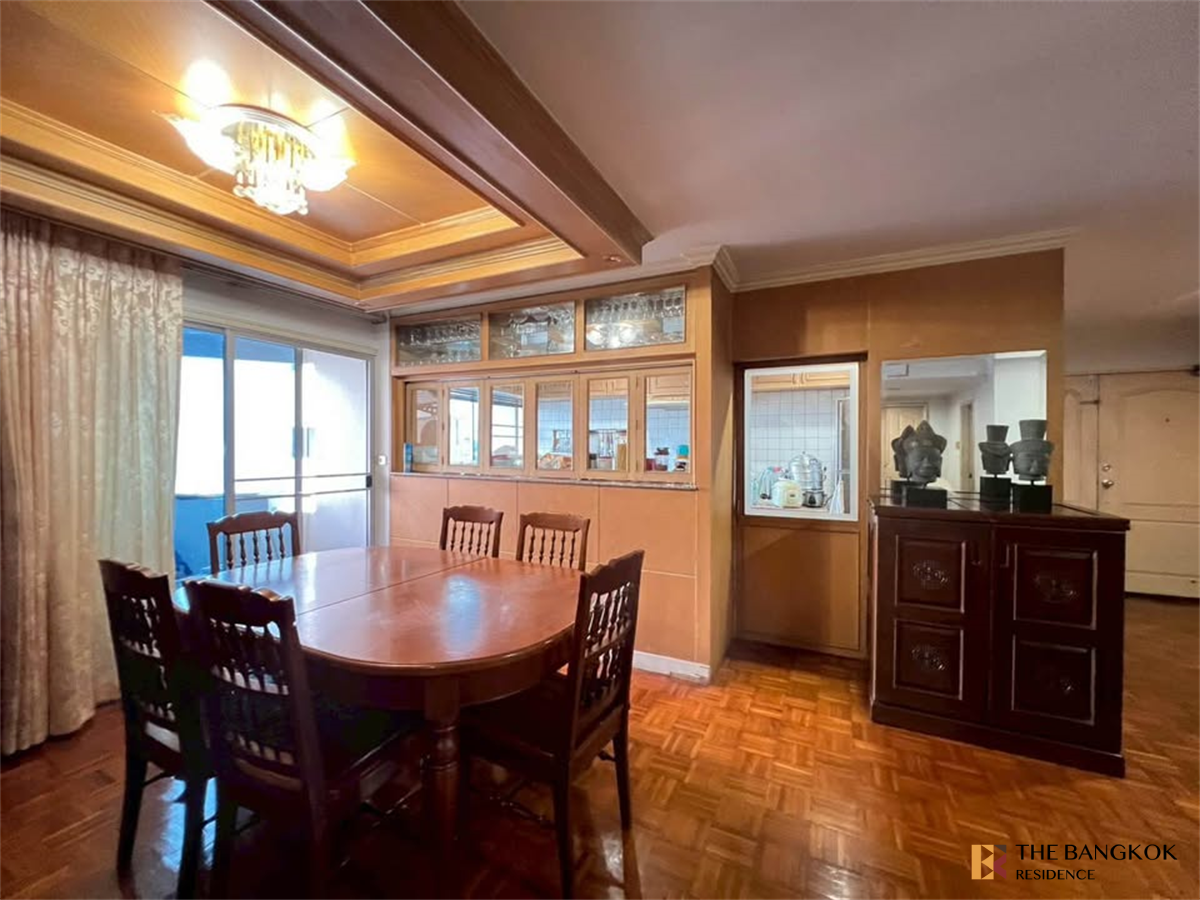 picture Great price, prime location The Executive Regent - 6/10