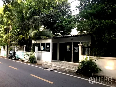 Retail spaces for rent : For rent Retail Space 60 sqm in Khlong Toei Nuea, Watthana, Bangkok BTS Phra Khanong