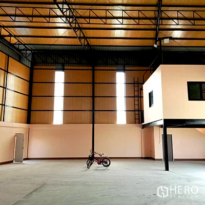 Factory for rent King Kaew Road : For rent Warehouse 300 sq.m. in Racha Thewa, Bang Phli, Samut Prakan