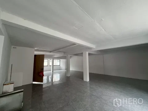 For rent Retail Space 64 sqm in Lumphini, Pathum Wan, Bangkok BTS Phloen Chit