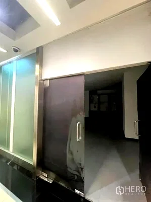 Retail spaces for rent : For rent Retail Space 70 sqm in Khlong Toei Nuea, Watthana, Bangkok BTS Asok