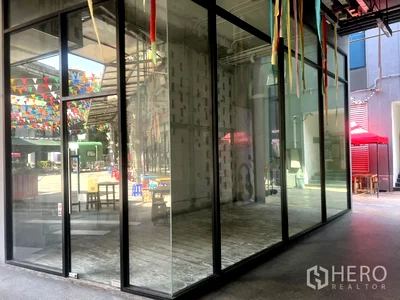 Retail spaces for rent : For rent Retail Space 21 sqm in Phra Khanong Nuea, Watthana, Bangkok BTS Phra Khanong