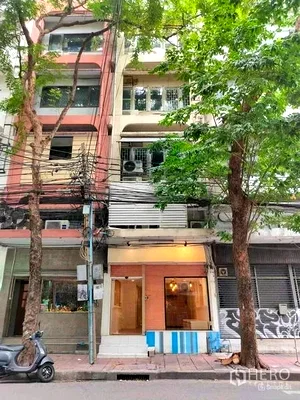 Shophouses for rent Charn Issara Tower : For rent or sale Shophouse 300 sqm in Si Lom, Bang Rak, Bangkok BTS Chong Nonsi