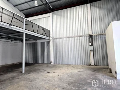 Factory for rent BTS Bang Na : For rent Warehouse 430 sq.m. in Bang Na, Bangkok