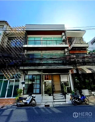 Shophouses for sale Sathorn Thani Tower : For sale Shophouse 270 sqm in Si Lom, Bang Rak, Bangkok