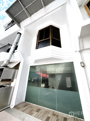 Retail spaces for rent ม.เทคโนโลยีราชมงคลพระนคร : For Rent Retail Space 30 sq.m. in Lumphini, Pathum Wan, Bangkok BTS Phloen Chit