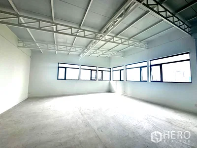 Office for rent Sathon : For Rent Office Space 100 sqm in Thung Maha Mek, Sathon, Bangkok BTS Chong Nonsi