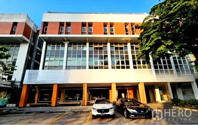 Shophouses for rent The Emquartier : For rent or sale Shophouse 1400 sqm in Khlong Tan Nuea, Watthana, Bangkok BTS Ekkamai