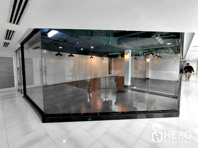 Retail spaces for rent ม.เทคโนโลยีราชมงคลพระนคร : For rent Retail Space 103 sq.m. in Thanon Phetchaburi, Ratchathewi, Bangkok BTS Ratchathewi