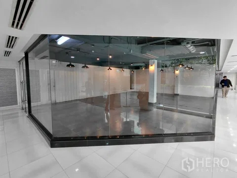 For rent Retail Space 103 sq.m. in Thanon Phetchaburi, Ratchathewi, Bangkok BTS Ratchathewi