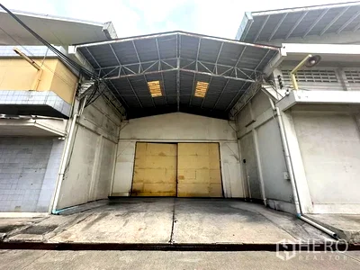 Factory for rent Naradhiwas Rajanagarindra Road : For rent Warehouse 300 sqm in Chong Nonsi, Yan Nawa, Bangkok