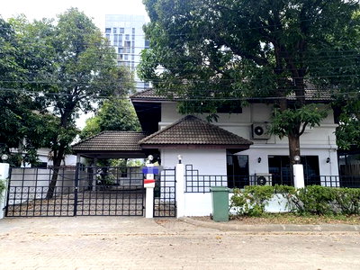 Houses for rent วิทยาลัยพณิชยการเชตุพน : 			HU7744 Home Office For Rent    Ekkamai-Ram Inthra Expressway Bangkok          
