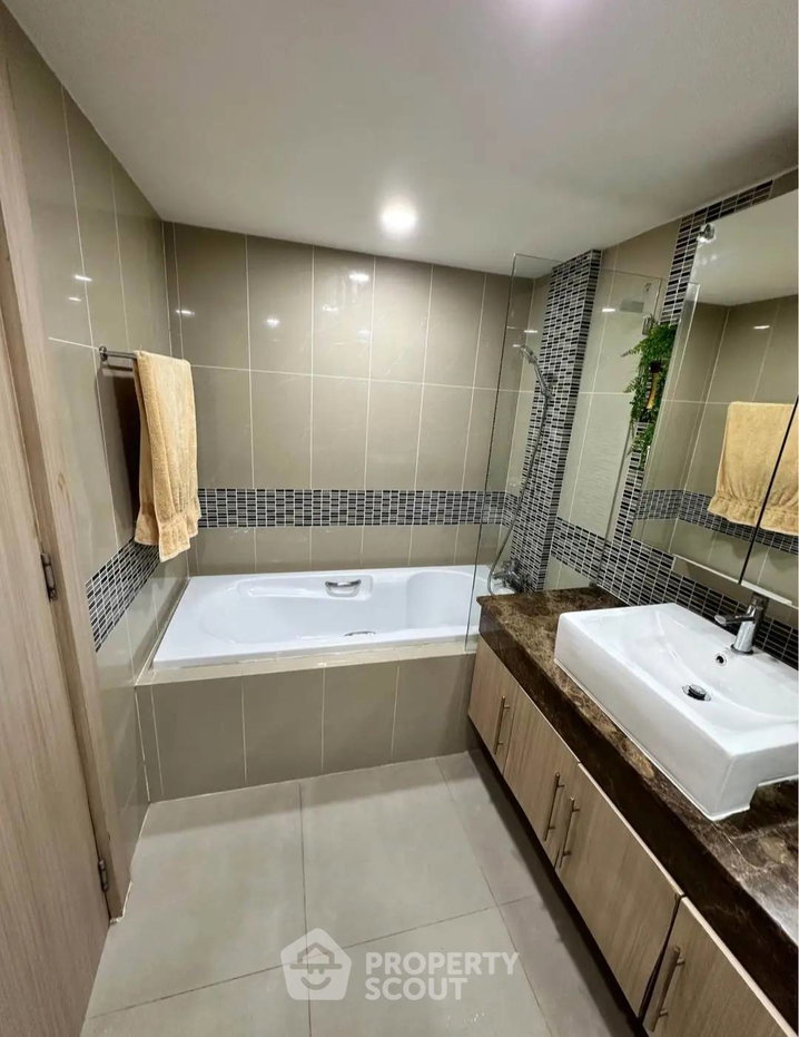 picture 1-BR Condo at Nova Ocean View Condominium close to Phratamnak (ID 3281759) - 3/18
