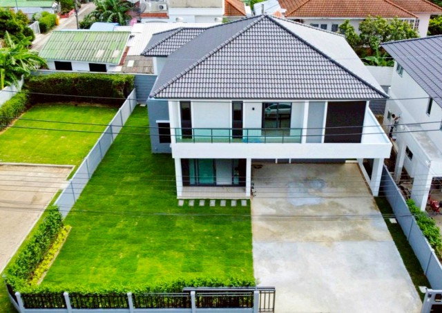 picture  Vibhavadi Rangsit, Chaeng Watthana, and Chang Akat Uthit 13-17: A large, corner-plot, luxury 2-story detached house featuring - 1/8