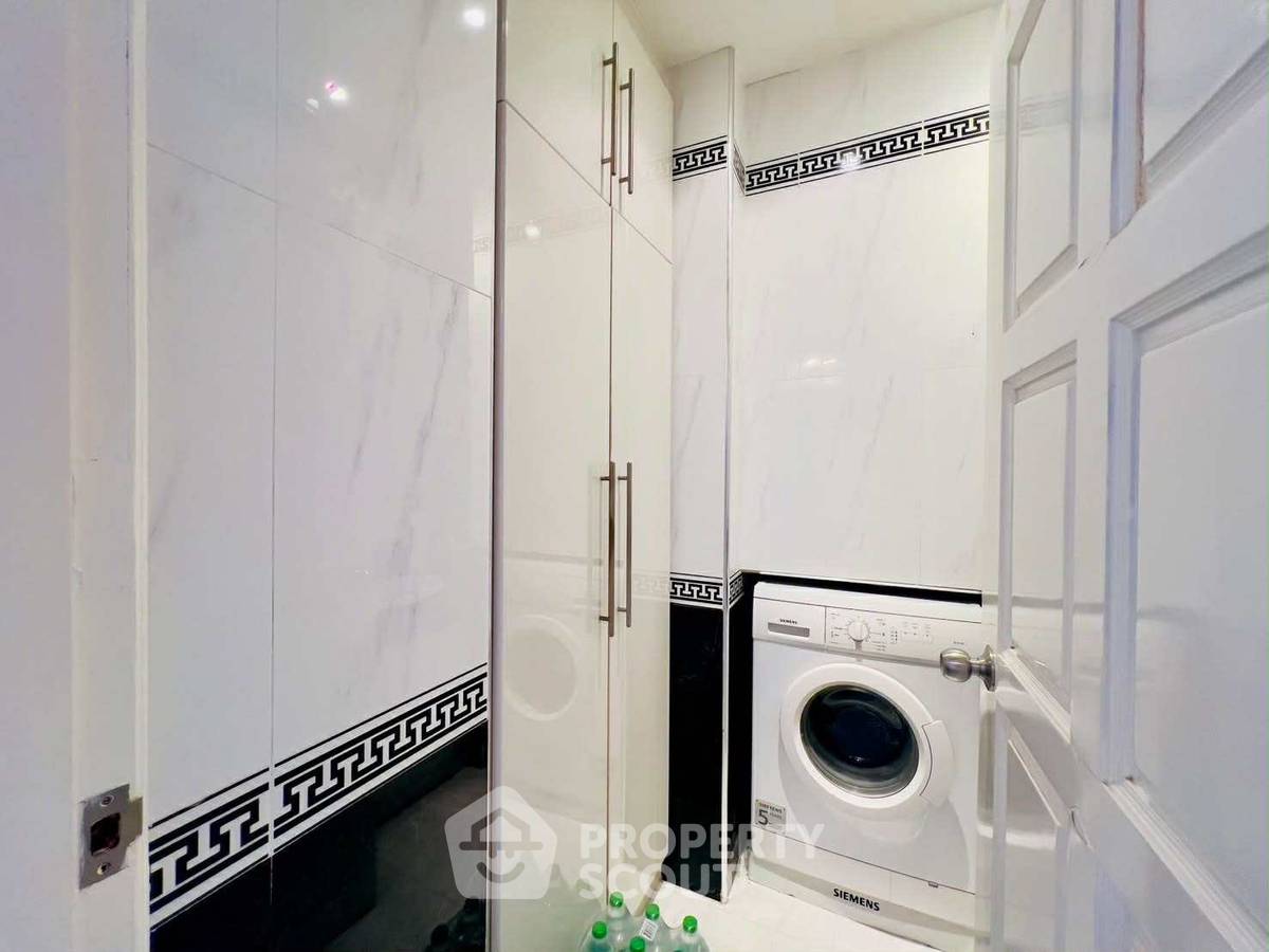 picture 2-BR Condo at View Talay 3 close to Phratamnak (ID 3281926) - 12/41