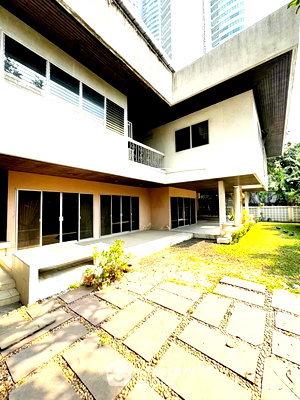Houses for rent Bangkok : 5-BR Semi-detached House near MRT Queen Sirikit National Convention Centre (ID 1447446)