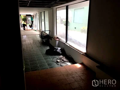 Retail spaces for rent : For rent Retail Space 88 sqm in Khlong Toei Nuea, Watthana, Bangkok BTS Asok