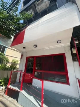 For rent Shophouse 300 sqm in Phra Khanong Nuea, Watthana, Bangkok BTS Ekkamai