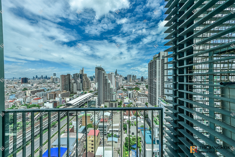 Ready-to-move-in Condo, Central City Location Teal Sathorn-Taksin near BTS Wongwian Yai