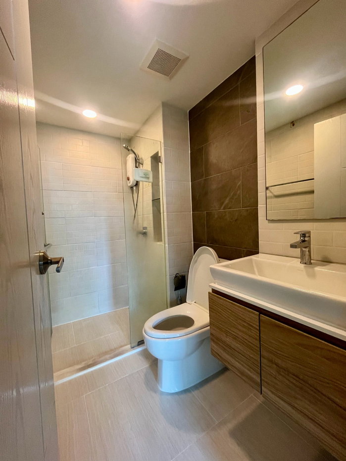 picture Spacious and stunning corner unit for rent at a great price! - 2/9