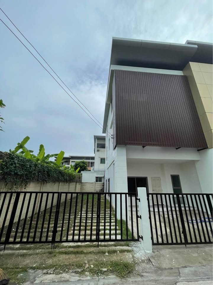 HR3827ให้เช่าโฮมออฟฟิศและบ้านหลังมุม Motown Pattara แจ้งวัฒนะ–ปากเกร็ด 19 ใกล้ MRT และ Central แจ้งวัฒนะ