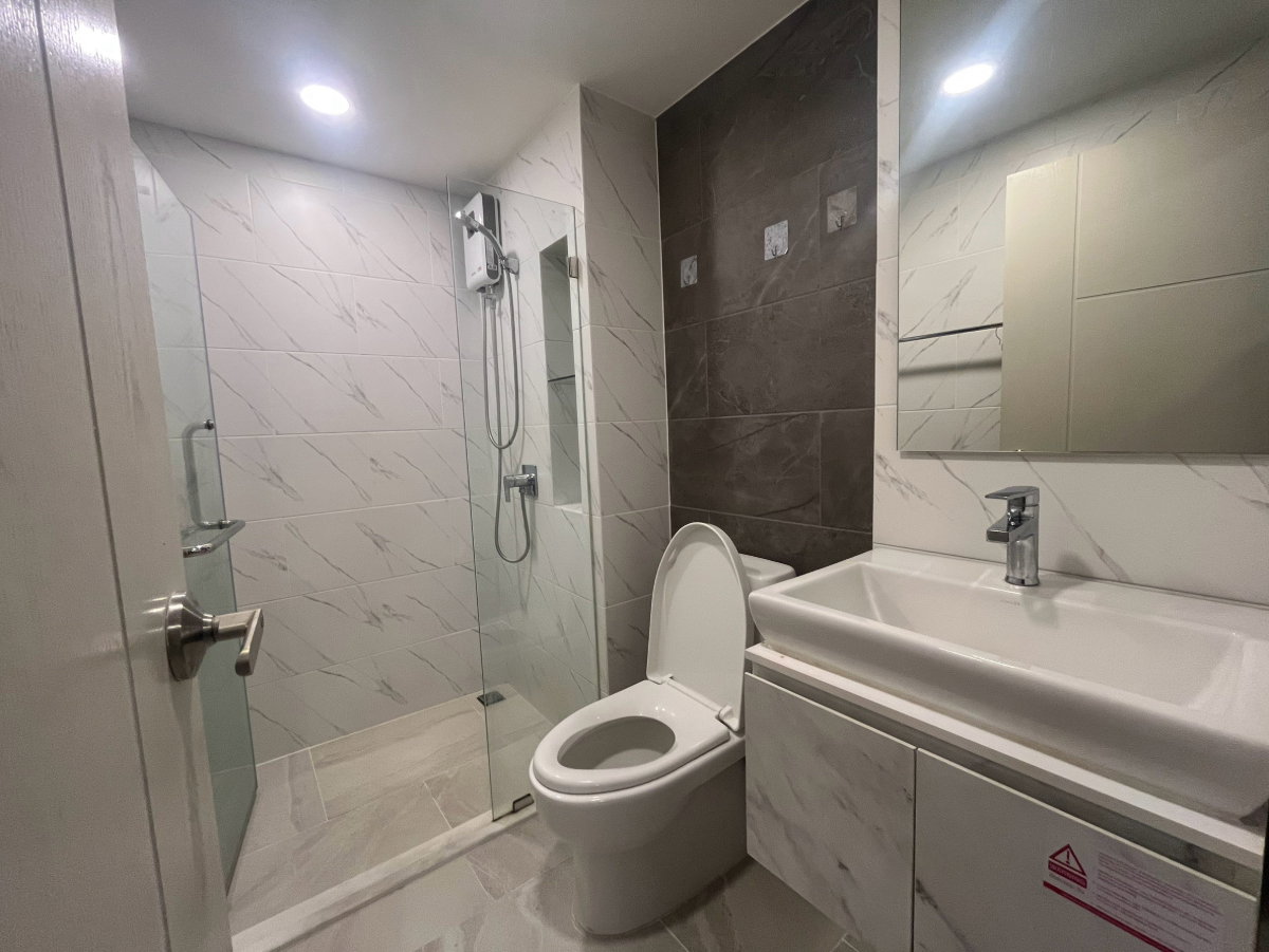 picture Spacious and stunning corner unit for rent at a great price! - 3/7
