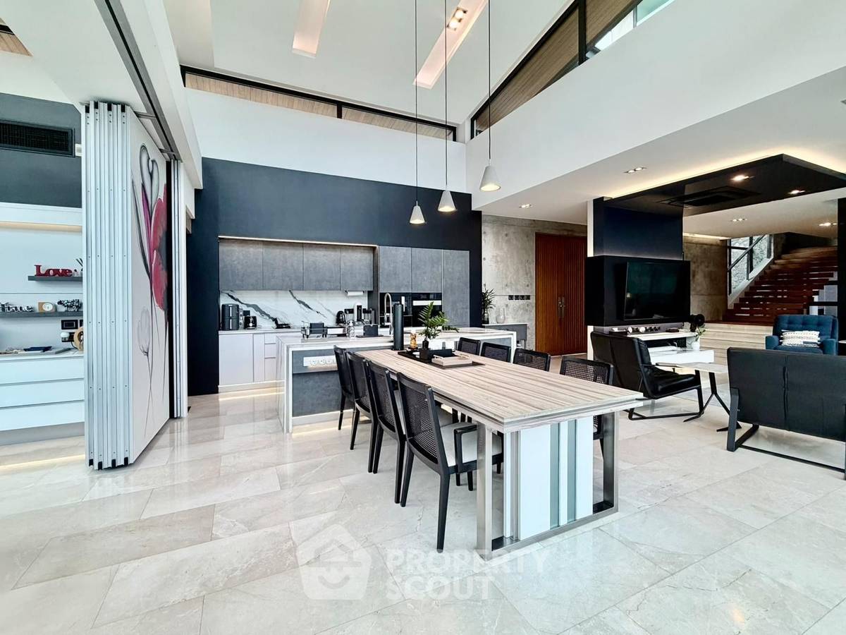picture Spacious 4-BR 600 Sqm Villa In Phratamnak (ID 3295326) - 23/34